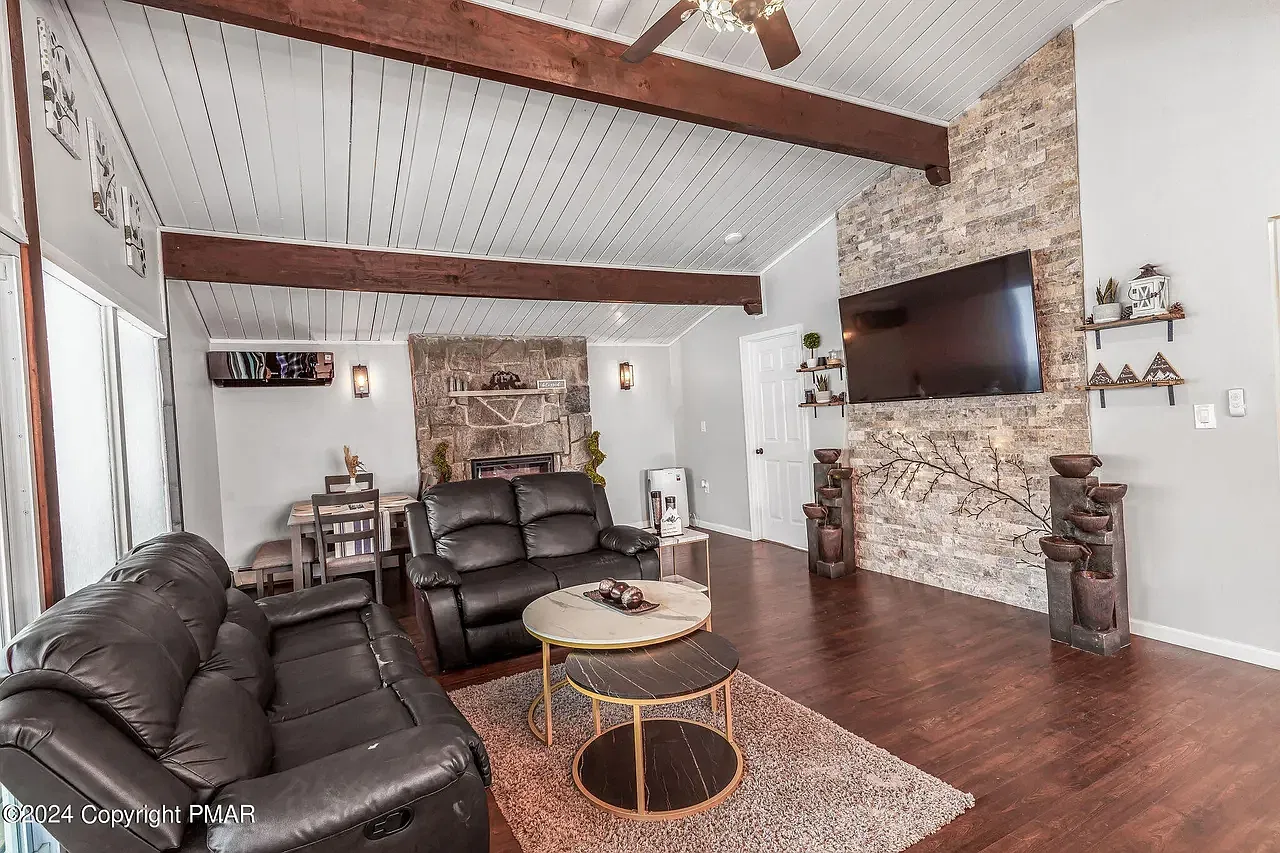 4 bed, 2400 sqft, $2,400 — Photo 3