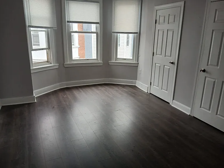 1332 N Hobart St — Photo 10