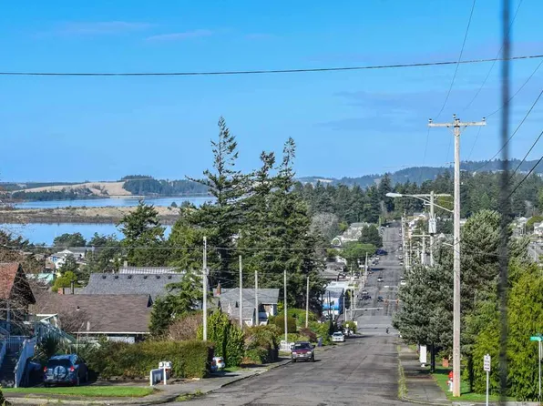 2172 McPherson St, North Bend, OR 97459