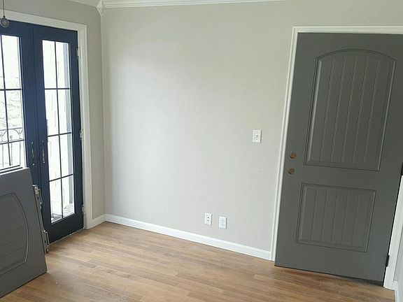 3rd image of 534 E Front St