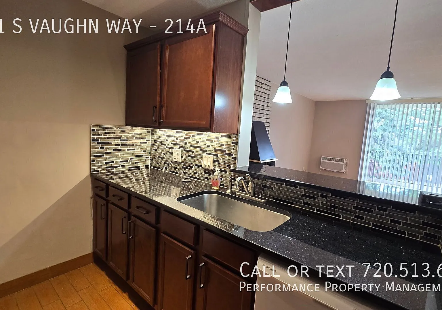 Beautiful 2-bedroom, 2-bathroom condo close to I-225 — Photo 4