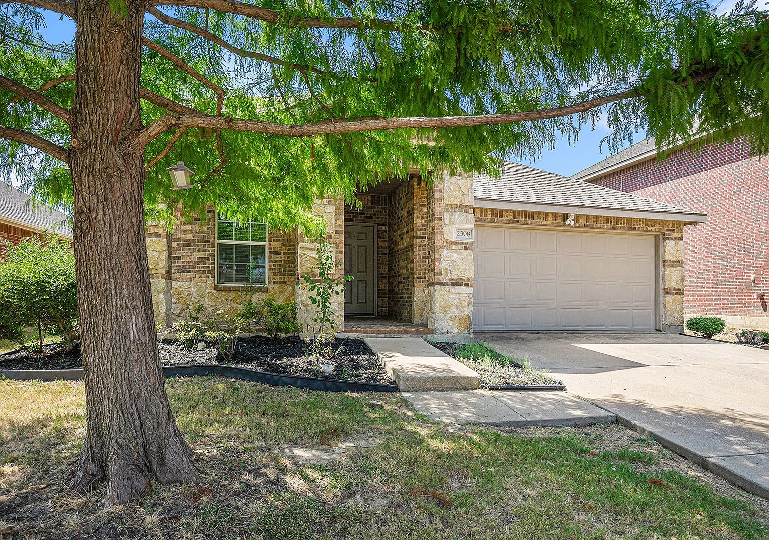 Beautifully Crafted 4-2-2 in Fort Worth! — Photo 2