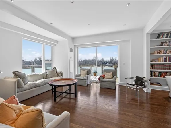 4950 Central St APT 405, Kansas City, MO 64112