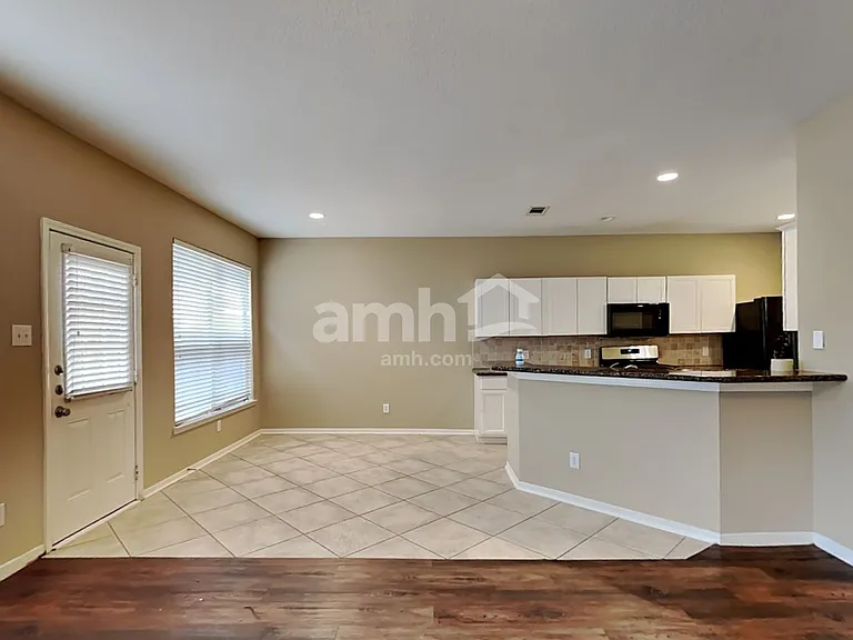 2306 Hollyfield Ln — Photo 4