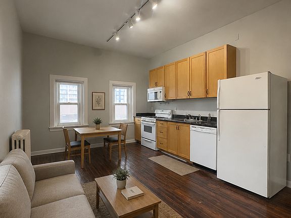 2nd image of 2031 Curtis St #34