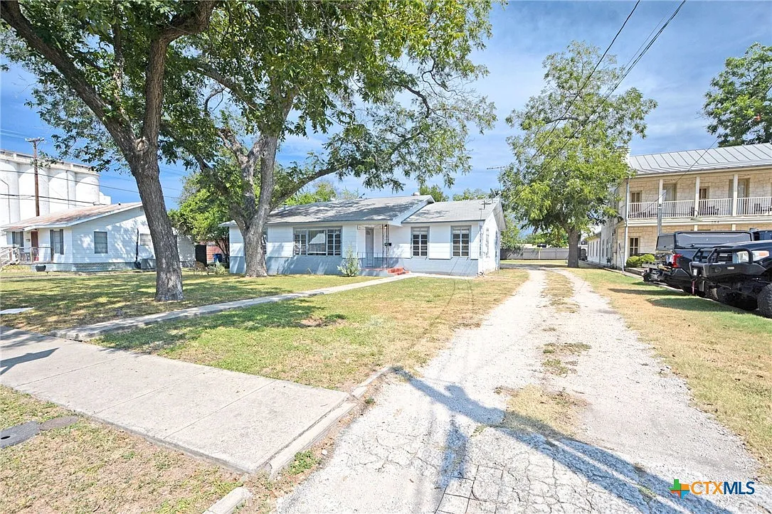 3 bed, 1.0 bath, 1619 sqft, $1,950 — Photo 2