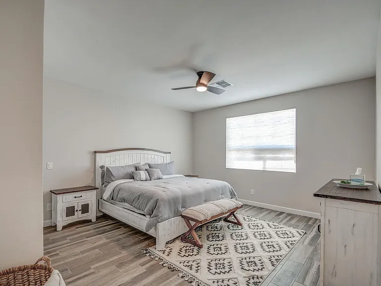 3216 E Sunnyside Ln — Photo 31