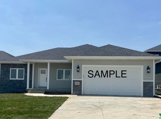 2931 Addison Cir, Sioux City, IA 51104