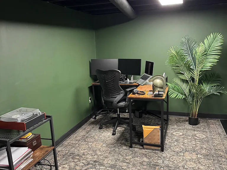 48 N Monitor Row — Photo 22