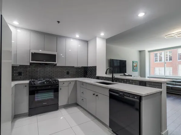 1100 Maxwell Lane image 4 of 31