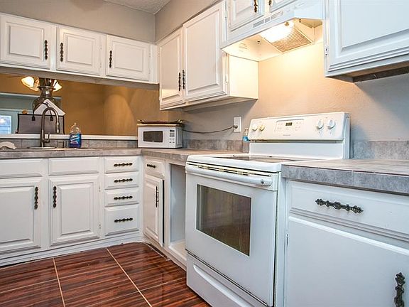 4th image of 3916 Towngate Blvd