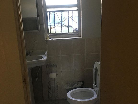 4th image of 1015 W 71st St #D