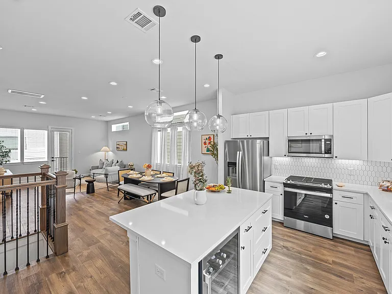 1402 Cleburne St — Photo 6