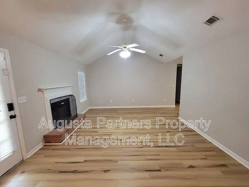 3 bed, 2.0 bath, 1580 sqft, $1,800 — Photo 2