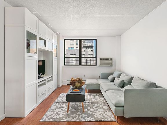 3rd image of 220 Manhattan Ave APT 7L