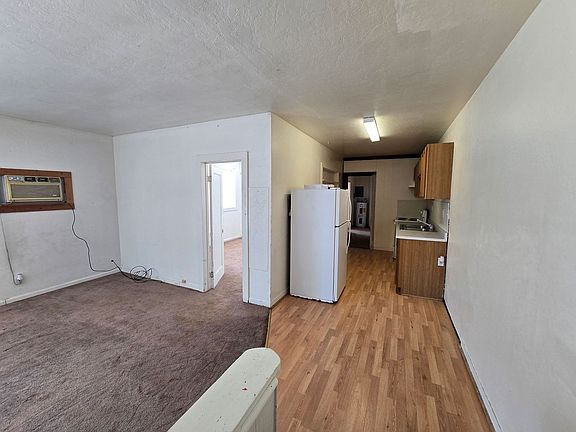 3rd image of 827 Redwood Dr #D