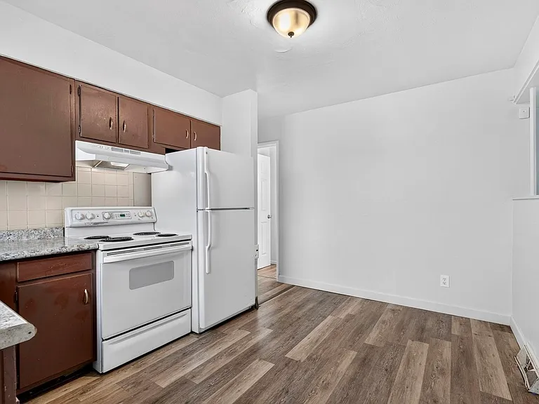 225 Flora Dr — Photo 10
