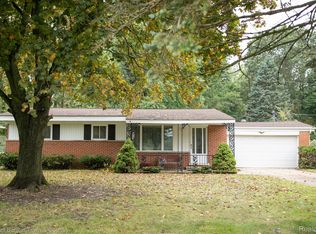 6137 Borowy Dr, Commerce Township, MI 48382