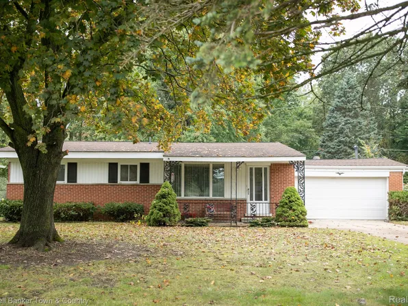 6137 Borowy Dr, Commerce Township, MI 48382