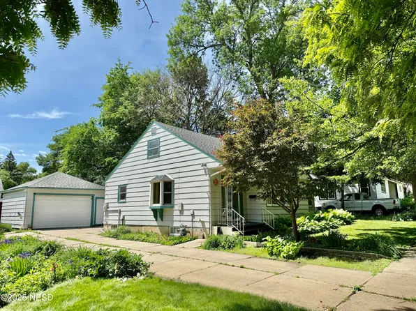 58 5th Ave NW, Watertown, SD 57201