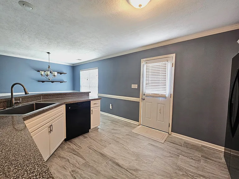 770 Michelle Ct — Photo 8