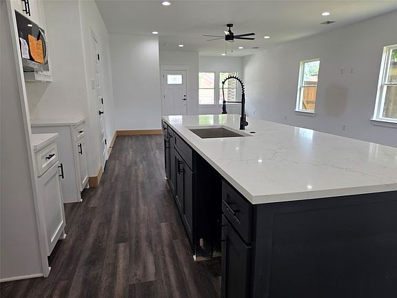 3rd image of 322 W Brownlee Ave