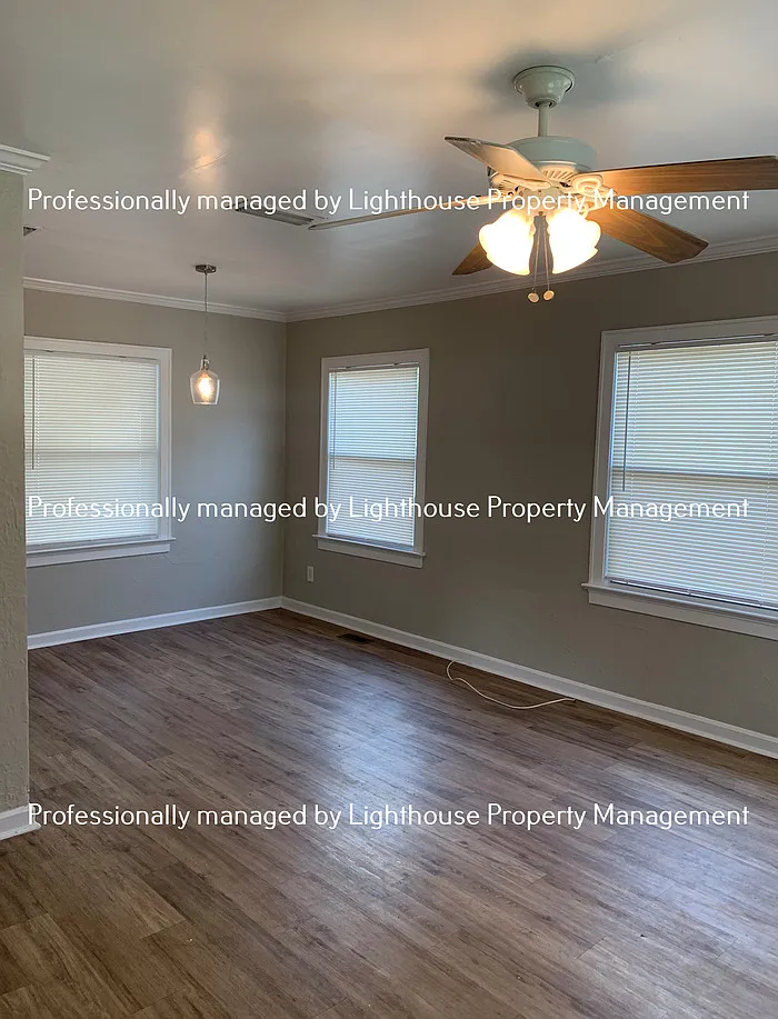 3 bed, 1.0 bath, 911 sqft, $1,325 — Photo 3