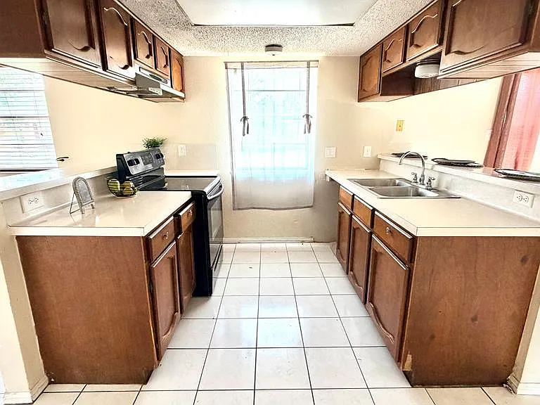 63 Calgary Ct — Photo 10