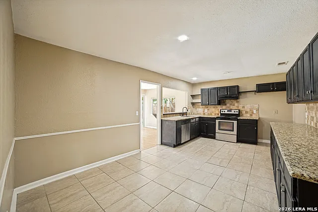5 bed, 2.0 bath, 1890 sqft, $2,300 — Photo 4