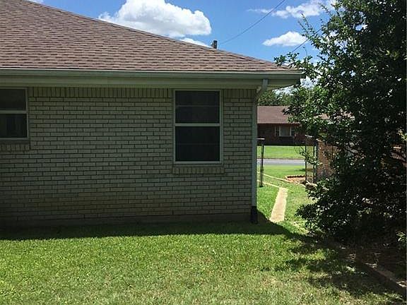 2nd image of 216 Hallbrook Dr