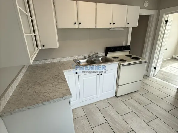 1897 Clarke Dr APT 1, Dubuque, IA 52001