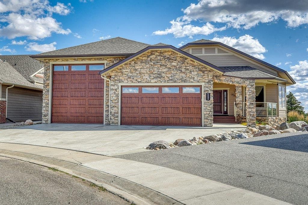 1137 Hillcrest Manor Est