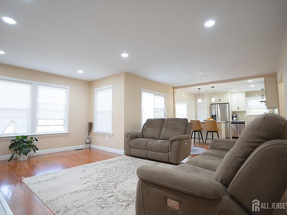5th image of 65 Yorkshire Dr