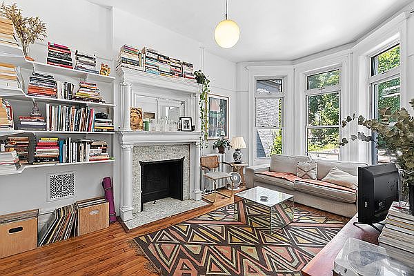 1st image of 27 Hawthorne St #2