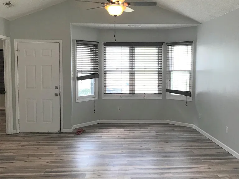 112 Basswood Ct — Photo 2