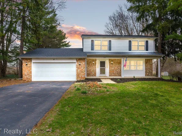 3715 W Hiawatha Dr, Okemos, MI 48864