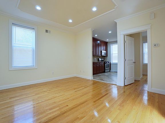 3rd image of 10 Shaughnessy Ln