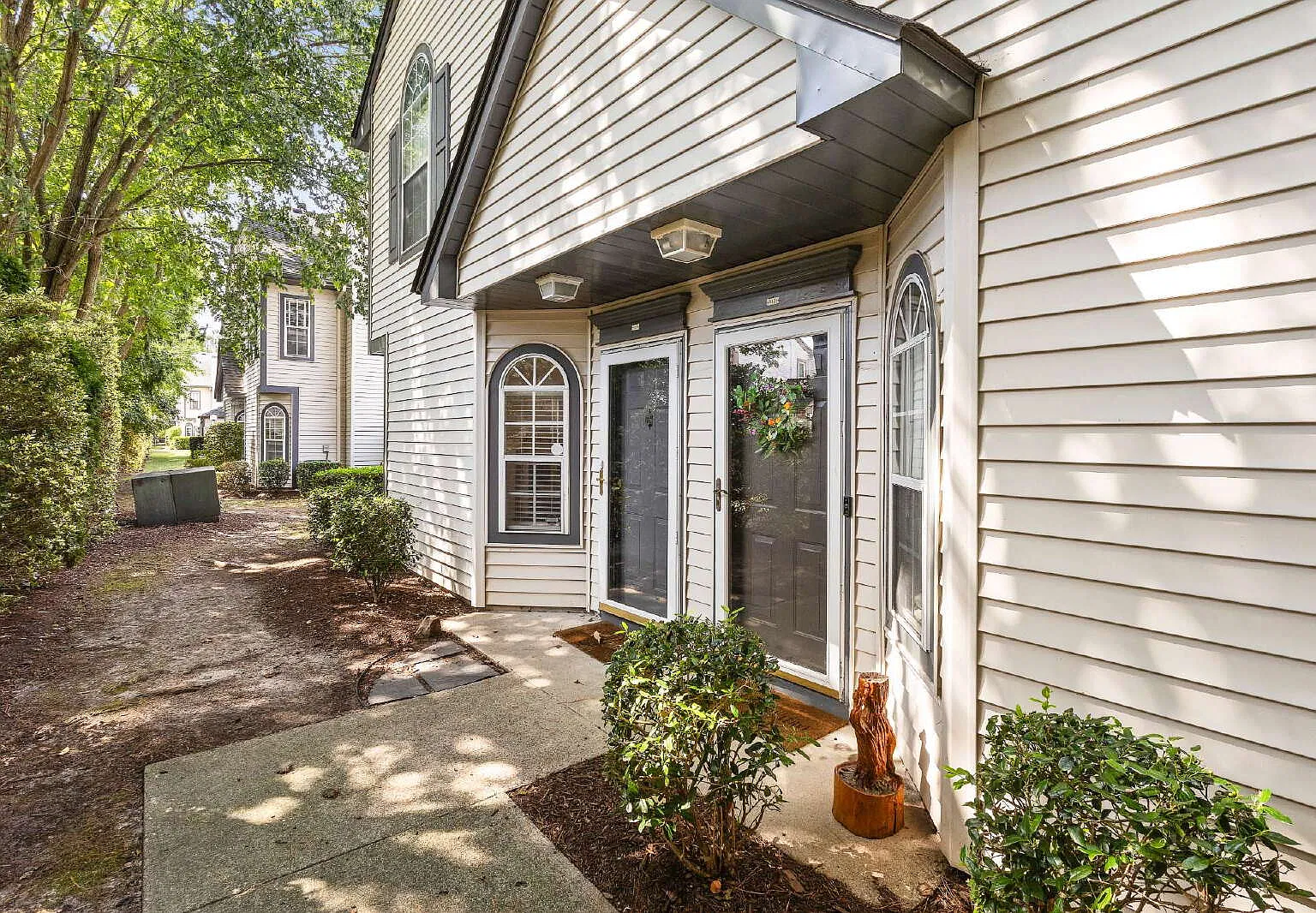 2 bed, 2.5 bath, 1300 sqft, $2,000 — Photo 2