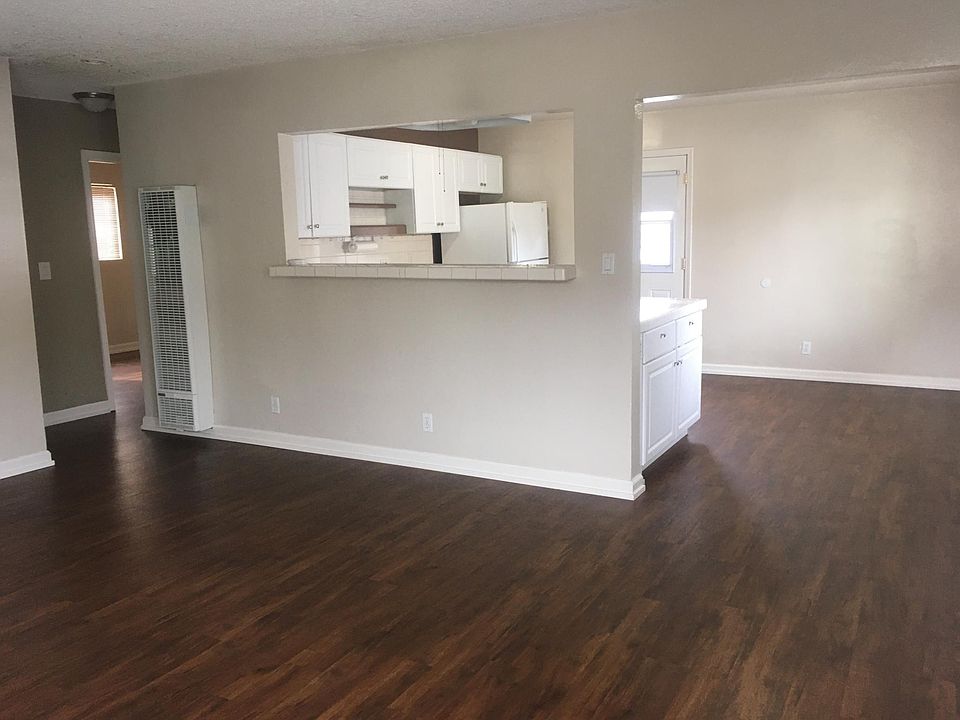 Open floorplan, living room to kitchen