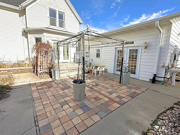 4th image of 2202 Broadway St