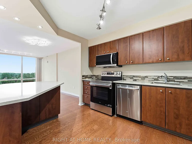 2759 Carousel Cres #911 — Photo 13