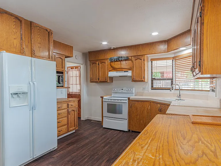 1430 NE Sherman Ln — Photo 14