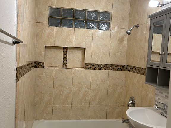 3rd image of 1047 W Avenue H7