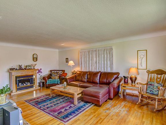 3rd image of 132 Poplar St W