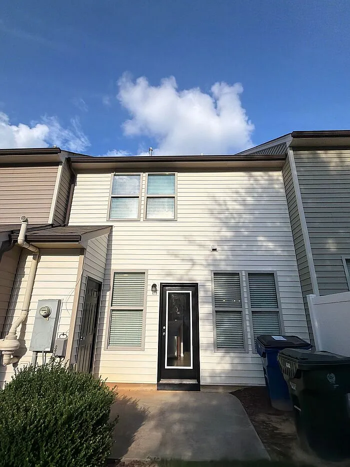 3 bed, 2.5 bath, 1398 sqft, $1,625 — Photo 2