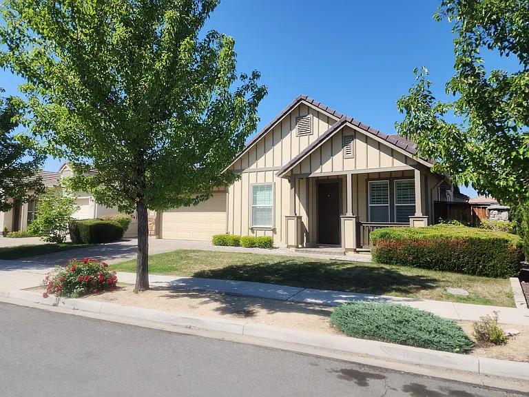 1086 Silver Coyote Dr — Photo 2