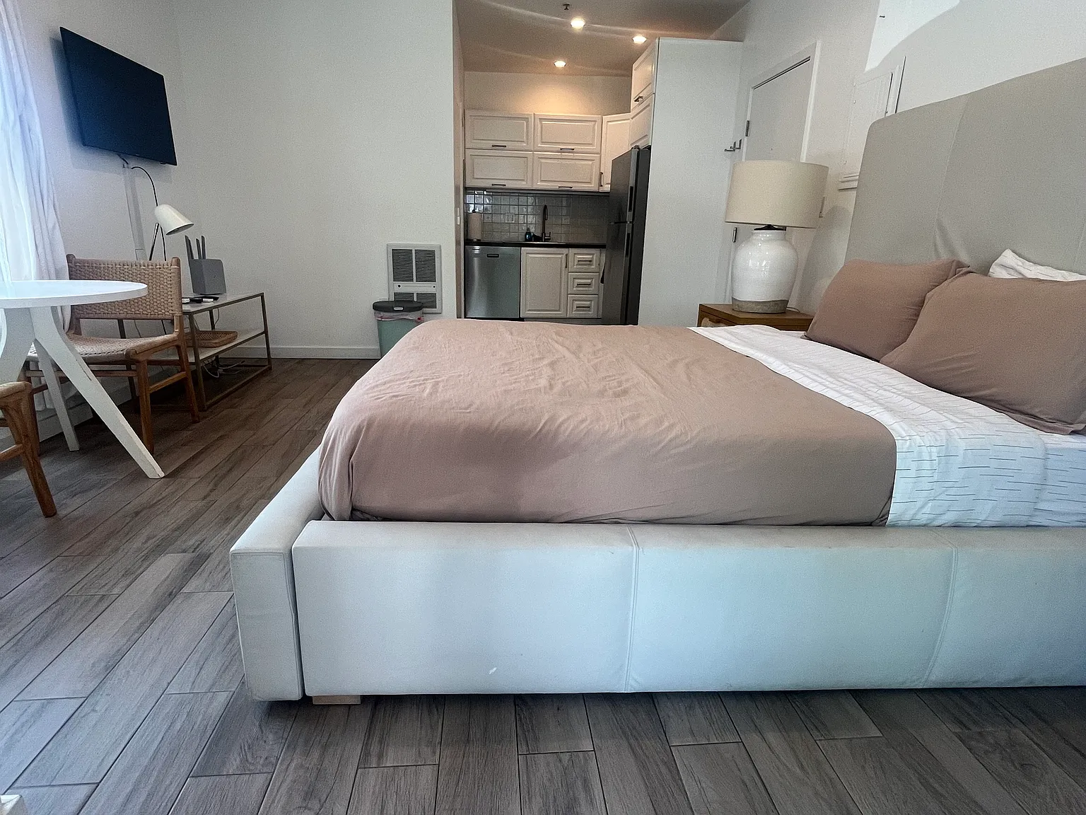 Studio, 600 sqft, $3,900 — Photo 4