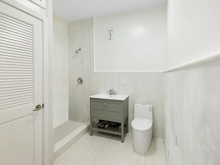 25 E 7th St #10 — Photo 13