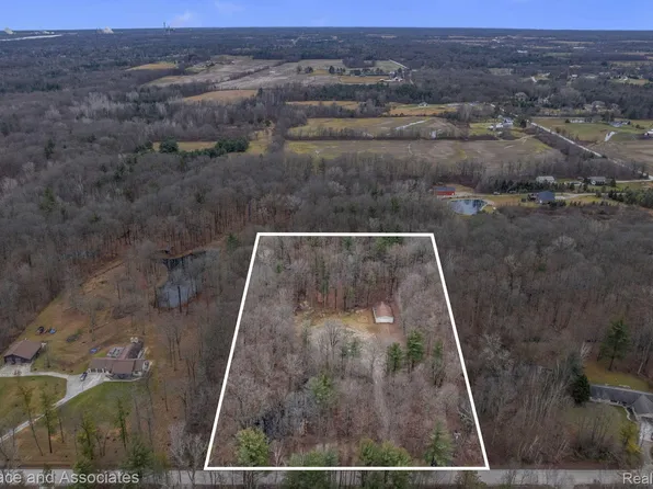 5355 Davis Rd, Saint Clair, MI 48079
