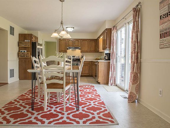 5th image of 3256 Pin Oak Dr